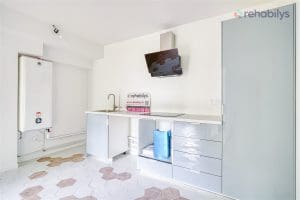 Salle d'eau au parquet bicolore
