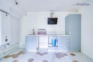 Salle d'eau rénovée avec peinture bleu et carreau bicolore