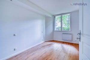 Chambre rénovée avec parquet en bois